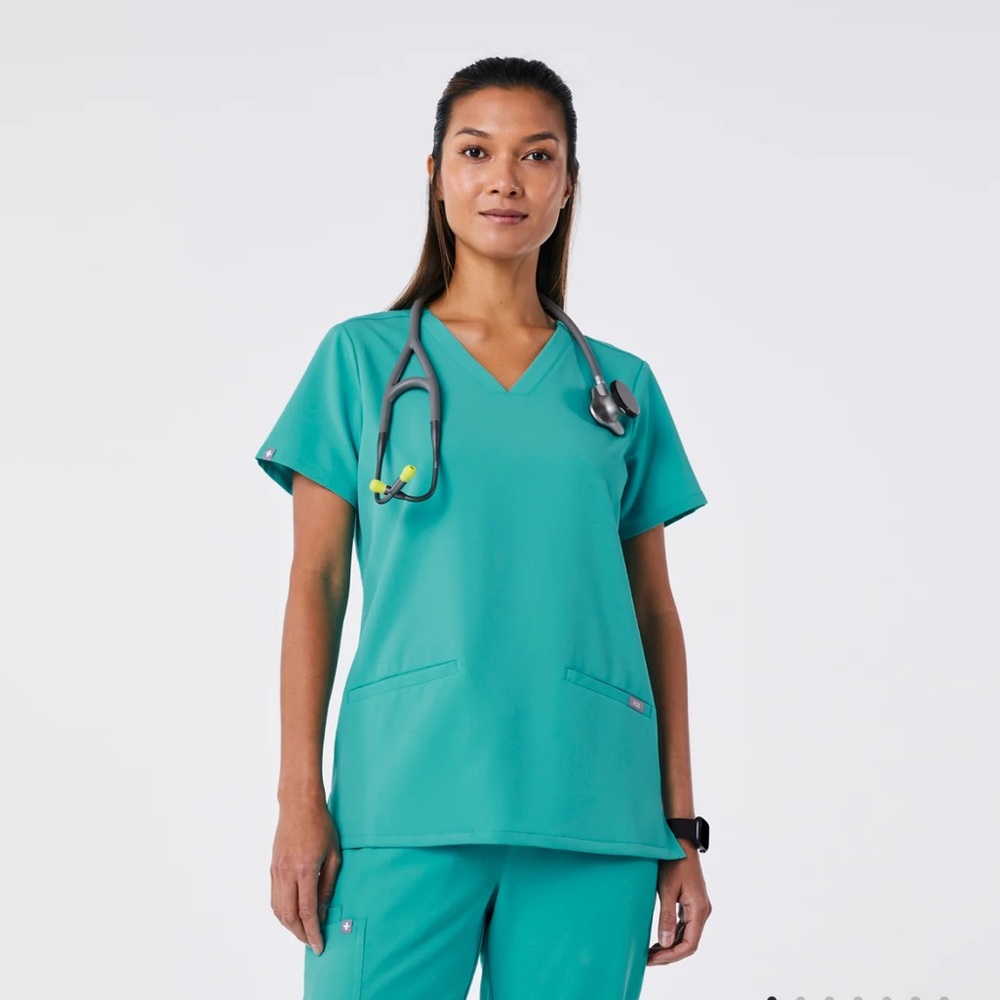 FIGS women's Teal Casma™ - Three-Pocket Scrub Top - L / Teal